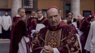 Ralph Fiennes, en el papel del cardenal Lawrence