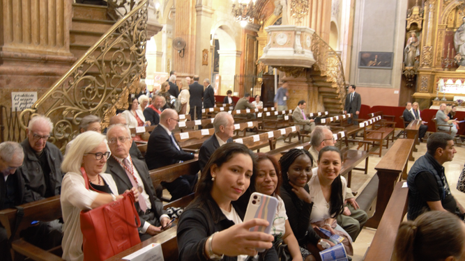 Las reclusas se hacen selfies en la basílica de la Mercé