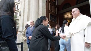 El rector de la basílica sale a recibir a las reclusas de Wad-Ras