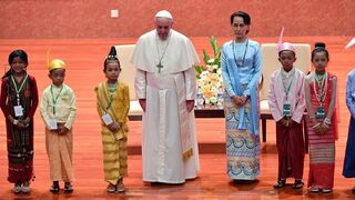 El papa Francisco junto a la premio Nobel de la Paz Aung San Suu Kyi, en Myanmar
