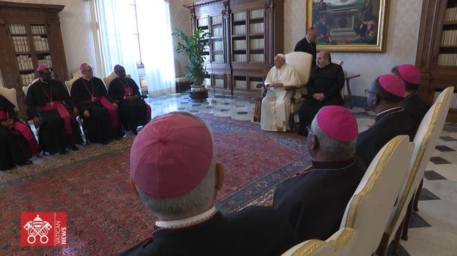 Francisco recibe a los obispos de Mozambique