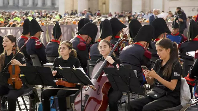 Concierto de la orquesta en la plaza San Pedro de la Ciudad del Vaticano