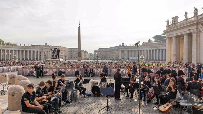 Concierto de la orquesta en la plaza San Pedro de la Ciudad del Vaticano