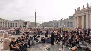 Concierto de la orquesta en la plaza San Pedro de la Ciudad del Vaticano