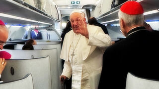 Francisco en el avión rumbo a luxemburgo