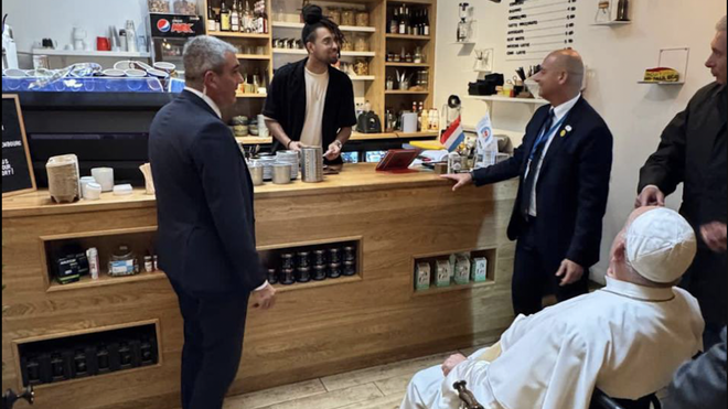 Un sorprendido camarero sirve el Papa y a los gendarmes