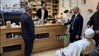 Un sorprendido camarero sirve el Papa y a los gendarmes