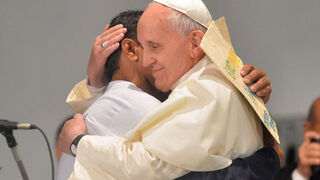 Papa Francisco abrazando a un joven