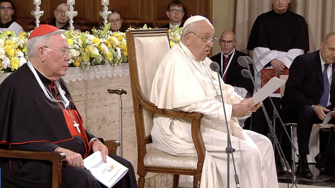Hollerich escucha el discurso del Papa en la catedral de Luxemburgo