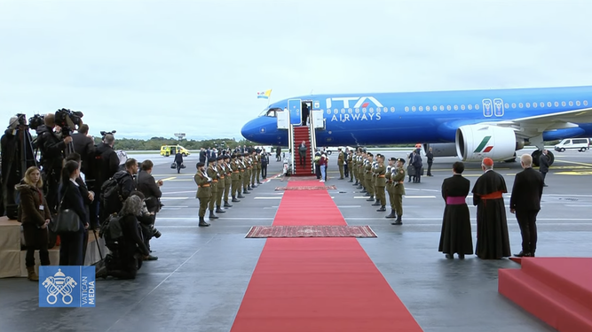 Llegada del avión del Papa al aeropuerto de Luxemburgo