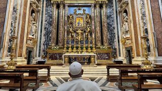 El Papa reza ante la Salus Populi Romani