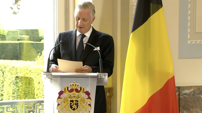 El rey Felipe de Bélgica saluda al Papa
