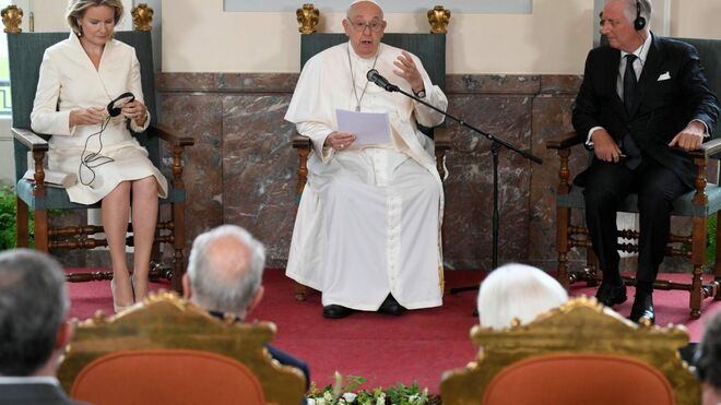 El Papa Francisco habla ante las autoridades belgas junto a los reyes