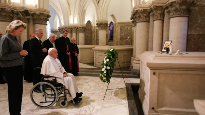 Francisco visita la tumba de Balduino