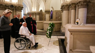 Francisco visita la tumba de Balduino
