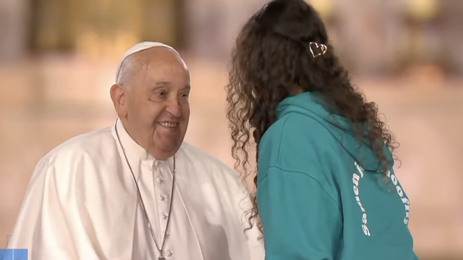 Papa saluda a una joven