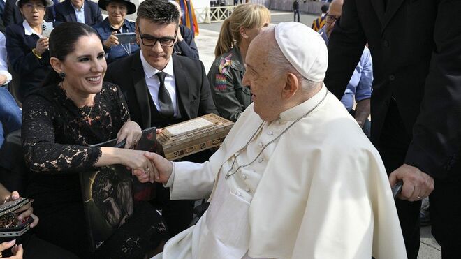 Una emocionada Diana Navarro saluda al papa Francisco