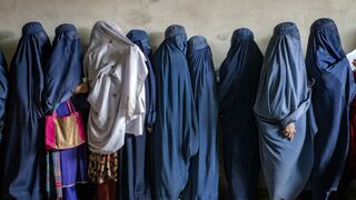 En esta imagen de archivo, mujeres afganas esperan para recibir raciones de comida