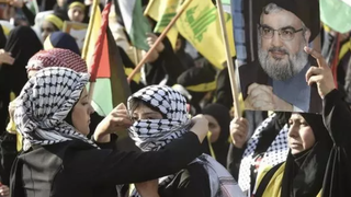 Mujeres protestan ante un retrato de Nasrallah