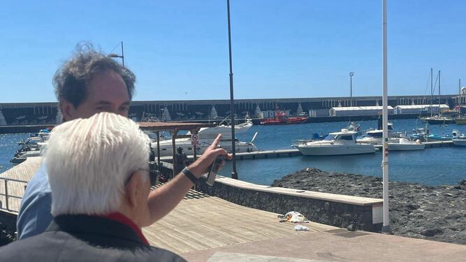 El padre Ángel, en el muelle de La Restinga