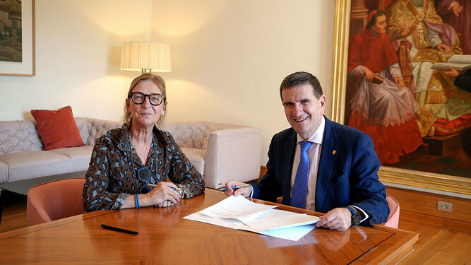 Firma de uno de los convenios