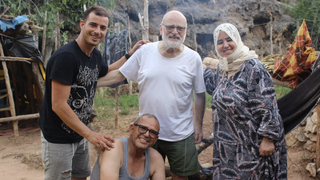 José Alberto Vicente, con una familia marroquí