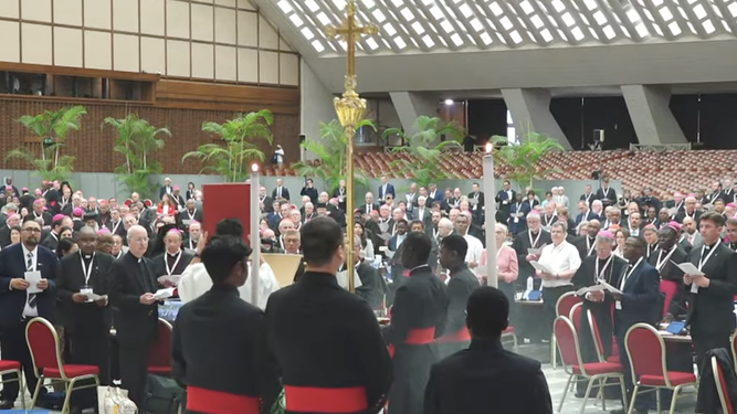 La Palabra de Dios, entronizada en el aula del Sínodo