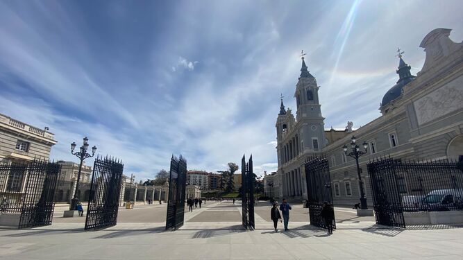 La catedral de la Almudena, desde la plaza de la Armería