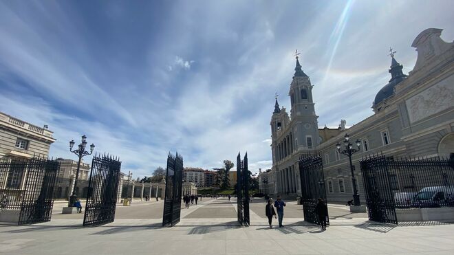 La catedral de la Almudena, desde la plaza de la Armería