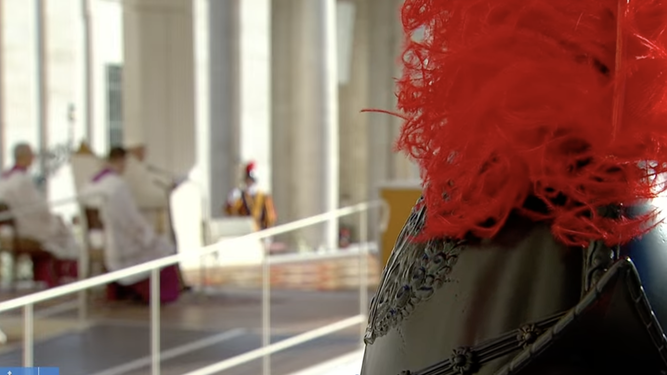 Un Guardia Suizo, custodiando al Papa