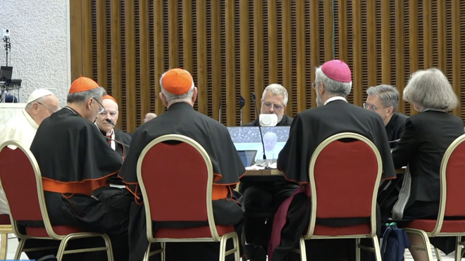 El Papa, en su mesa del Sínodo