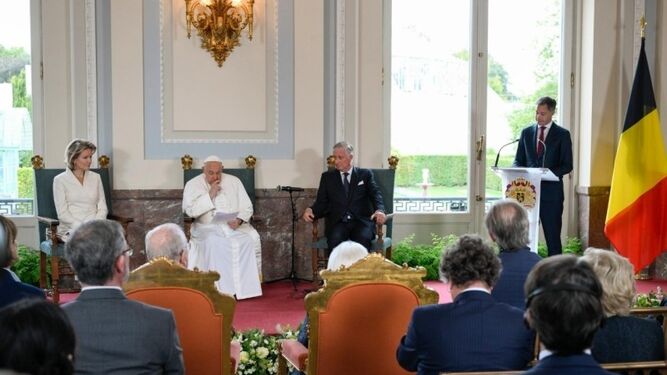 El primer ministro belga, junto al Papa y los reyes