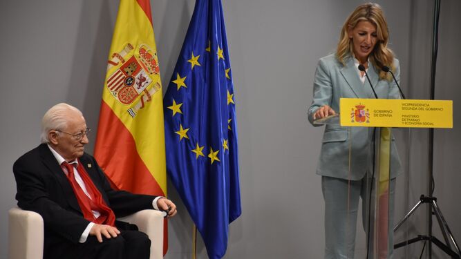 Yolanda Díaz, con el padre Ángel