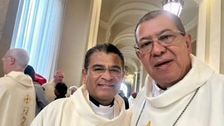 Monseñor Rolando Álvarez (izda), junto al obispo Javier Román (dcha)