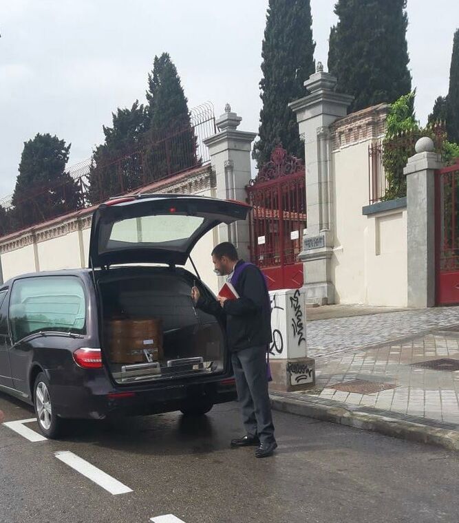 Bendición diaconal en los enterramientos durante la pandemia