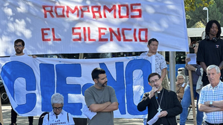 Cobo, en la concentración por el cierre de los CIEs