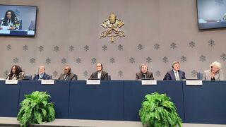 Rueda de Prensa en la Sala Stampa