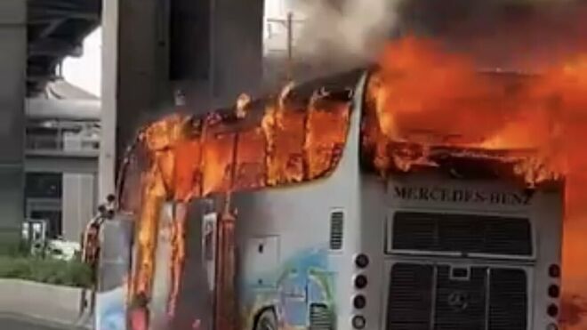 Bus incendiado en Bangkok