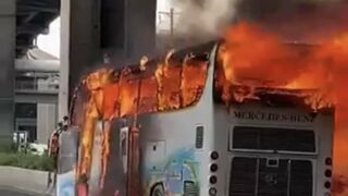Bus incendiado en Bangkok
