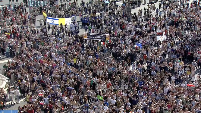 Banderas de Israel y el Vaticano en una plaza abarrotada