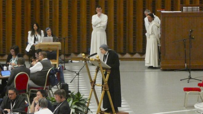 Madre Angelini dirige la meditación el Aula Sinodal