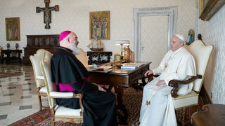 El neo cardenal de Teherán, con el Papa