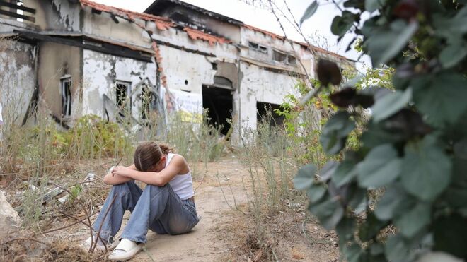 Una joven en el Kibbutz Beeri, uno de los escenarios de las masacres de Hamás del 7 de octubre (ANSA)