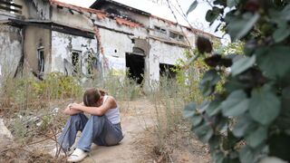Una joven en el Kibbutz Beeri, uno de los escenarios de las masacres de Hamás del 7 de octubre (ANSA)