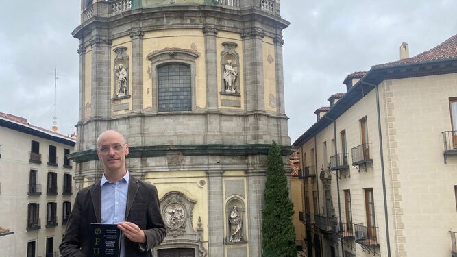 Gareth Gore, frente a la basílica de San Miguel
