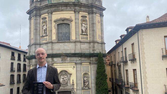 Gareth Gore, frente a la basílica de San Miguel