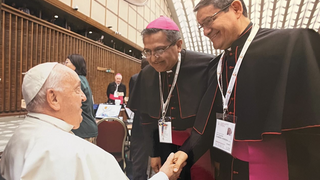 Neocardenal Cabrera saluda al Papa