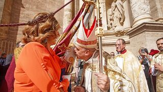El arzobispo besa la Real Señera ante la alcaldesa de Valencia