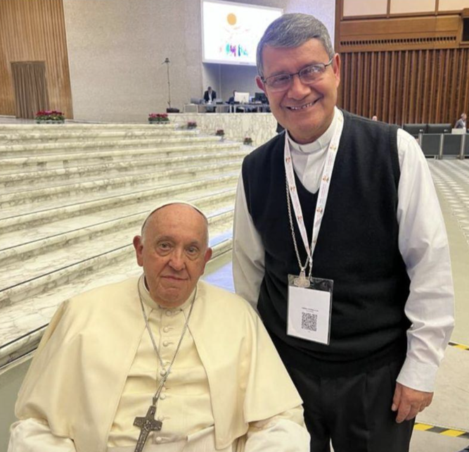 El Papa y Cabrera en el Sínodo