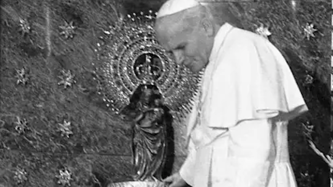 Juan Pablo II ante la Virgen del Pilar